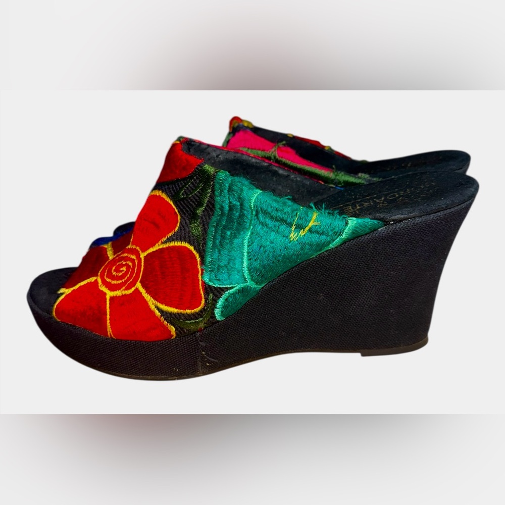Bordarte Vibrant Floral Embroidered Wedges Size 5💕